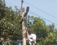 అధికారుల నిర్లక్ష్యం… స్థంబాలు ఎక్కిన కౌన్సిలర్లు!