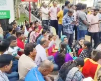 పెంచిన ఫీజులు తగ్గించాలి సిద్ధార్థ పబ్లిక్ స్కూల్ వద్ద విద్యార్థుల తల్లిదండ్రులు ఆందోళన 