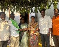 అర్చన శ్రీనివాస్ చేత వధువుకు పుస్తె మెట్టెలు, ఆర్థిక సాయం