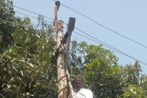 అధికారుల నిర్లక్ష్యం… స్థంబాలు ఎక్కిన కౌన్సిలర్లు!