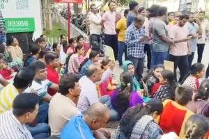 పెంచిన ఫీజులు తగ్గించాలి సిద్ధార్థ పబ్లిక్ స్కూల్ వద్ద విద్యార్థుల తల్లిదండ్రులు ఆందోళన 