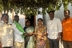 అర్చన శ్రీనివాస్ చేత వధువుకు పుస్తె మెట్టెలు, ఆర్థిక సాయం