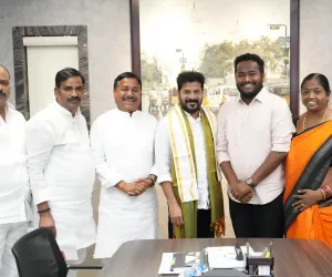 ముఖ్యమంత్రికి ఆహ్వాన పత్రికను అందజేసిన కొత్త కురుమ మంగమ్మ శివకుమార్ దంపతులు