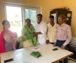 రాయపోలు గ్రామ ఆఫీసర్ ని కలిసిన :మాజీ సర్పంచ్