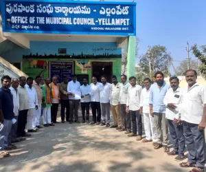 బిసి రిజర్వేషన్ లపై ఎల్లంపేట్ మున్సిపల్ కమీషనర్ కు వినతిపత్రం అందజేసిన బిజెపి నాయకులు 