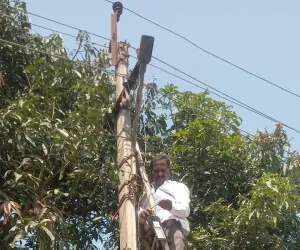 అధికారుల నిర్లక్ష్యం… స్థంబాలు ఎక్కిన కౌన్సిలర్లు!