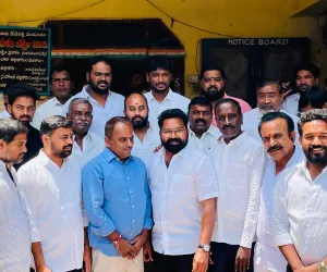 నూతన తహసీల్దార్ కు శుభాకాంక్షలుతెలిపిన తుంగతుర్తి రవి,అమర్ సింగ్