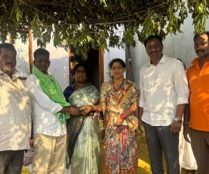 అర్చన శ్రీనివాస్ చేత వధువుకు పుస్తె మెట్టెలు, ఆర్థిక సాయం