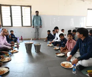 మహేశ్వరం రెసిడెన్షియల్ పాఠశాల సందర్శించిన కలెక్టర్ సి. నారాయణ రెడ్డి